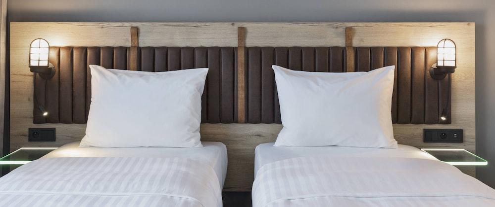 Moxy Katowice Airport Hotel Pyrzowice Exterior photo